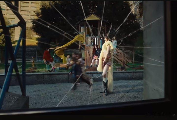 张元英 镜头一边骂公司，一边熬夜打投…粉丝的命也是命！算了，坐等solo曲《EI