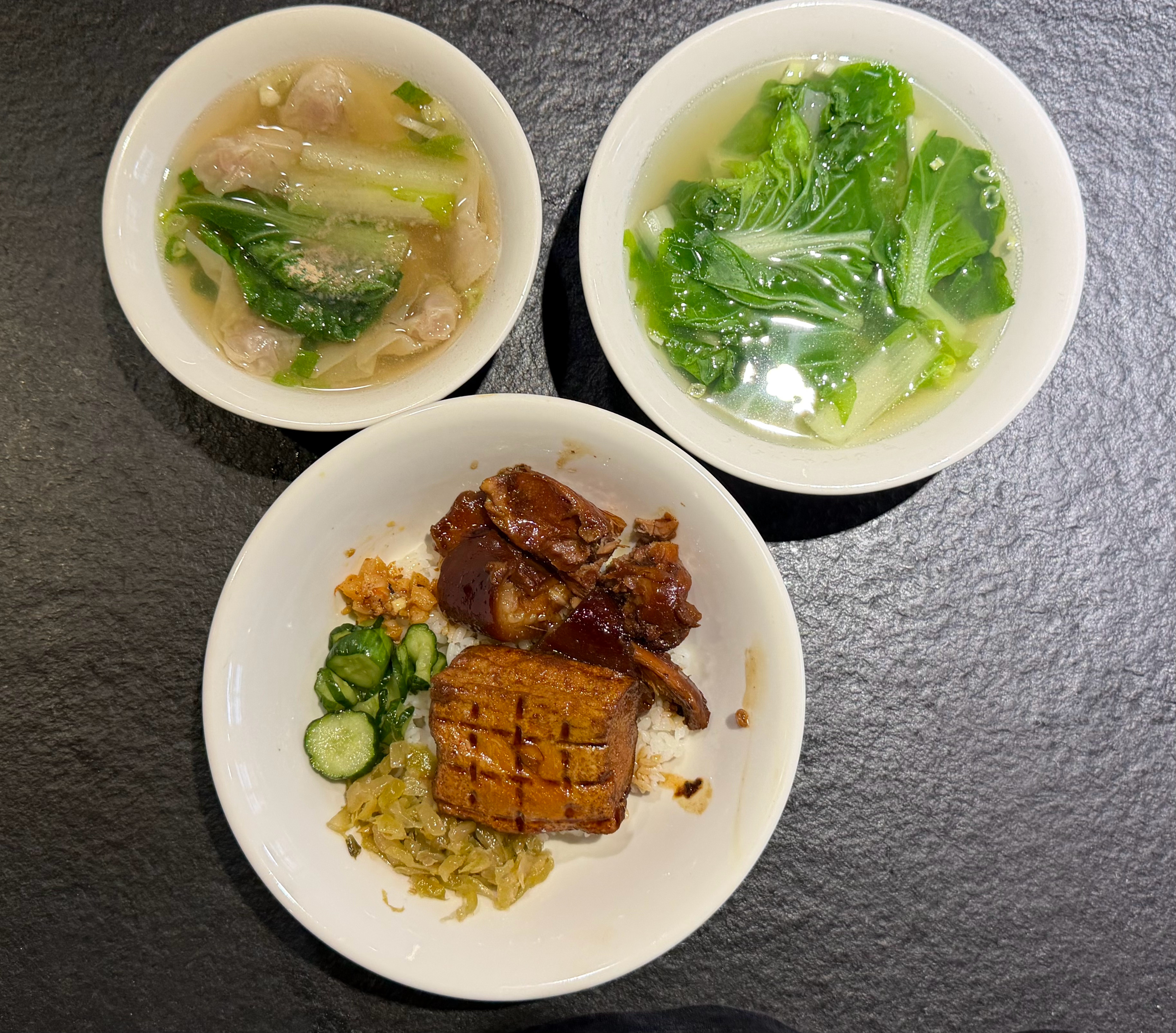 又來回味我的最愛——銷魂豬腳飯。滷得油亮入味的豬腳，外皮Q彈、膠質滿滿，瘦肉軟嫩