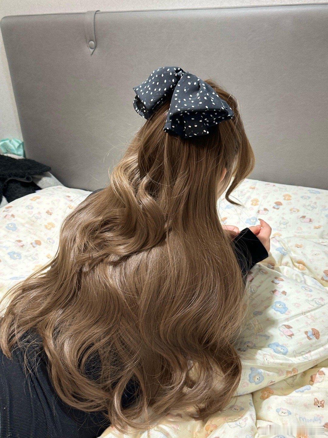 颜值[超话]  啊啊啊冷棕真的好有氛围感！！！终于明白淡颜为什么要染冷棕了！！真