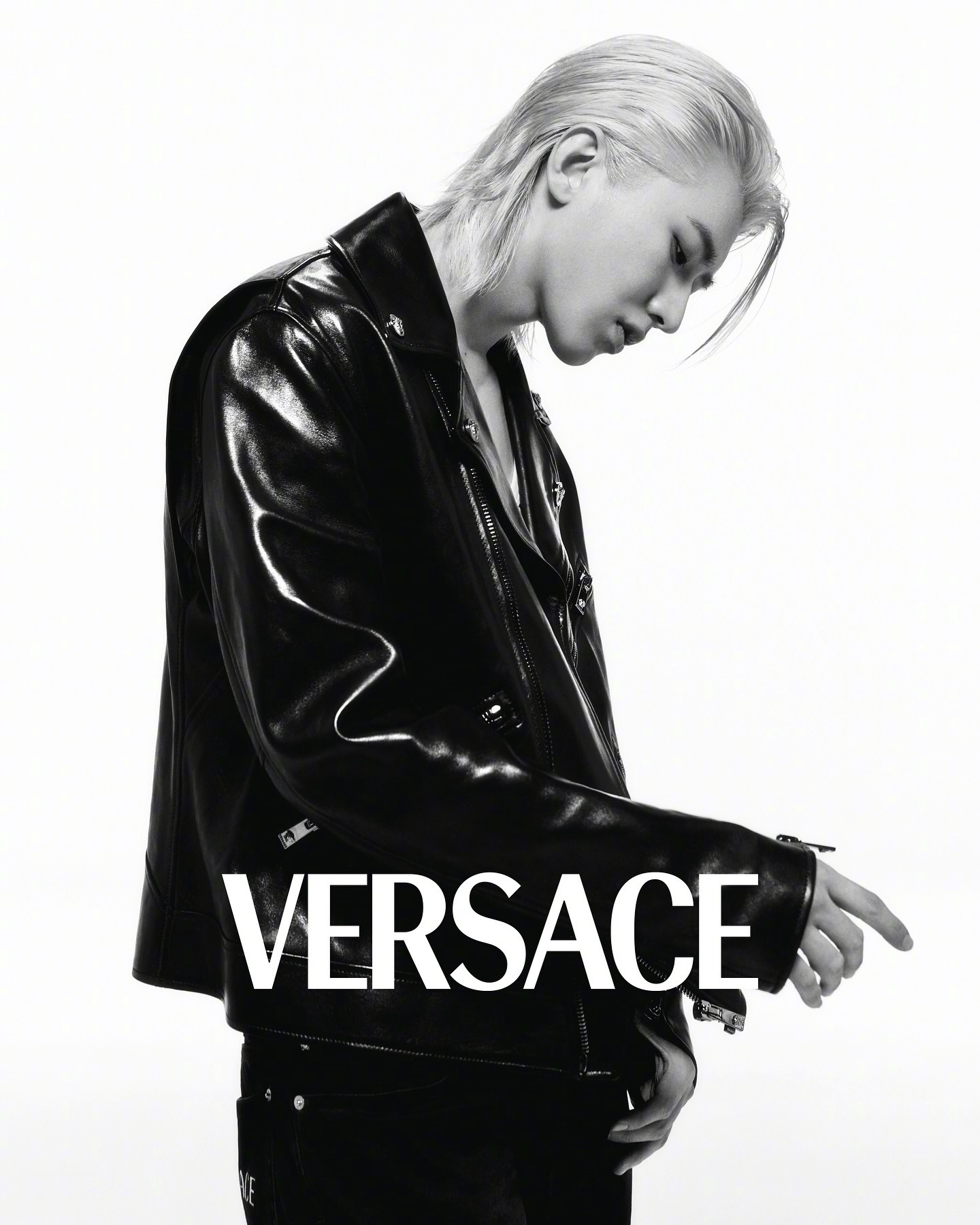 #蔡徐坤范思哲全球品牌代言人#拍摄的全新#VERSACE ICONS# 广告大片