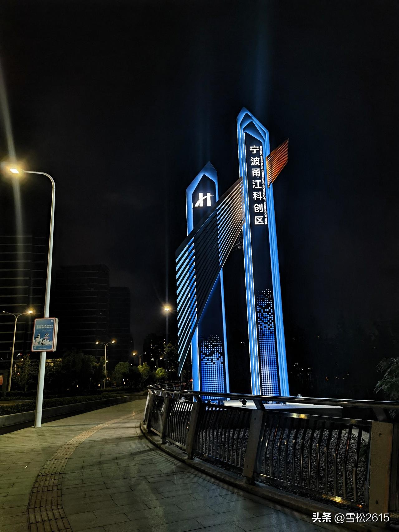 散步随拍，夜色朦胧

晚风微凉，漫步在城市夜色里，高楼霓虹闪烁，车流穿梭不息，尽