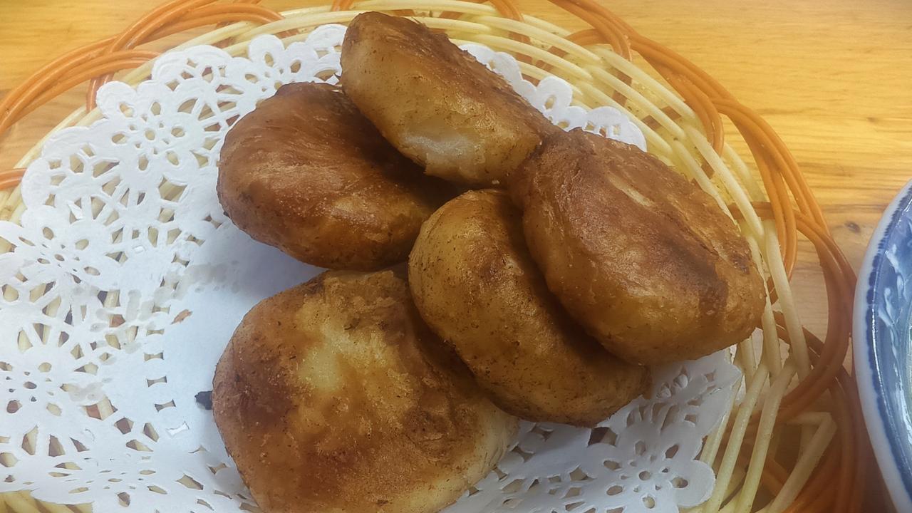 还是铁岭便宜，牛肉火烧，羊杂汤，拌花菜。30元