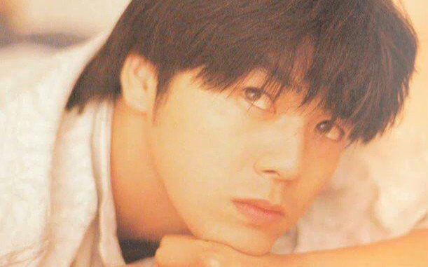 救国欧巴说渐渐有一点像尾崎丰（おざき ゆたか)，别说，还真有点。。。。我还觉得跟