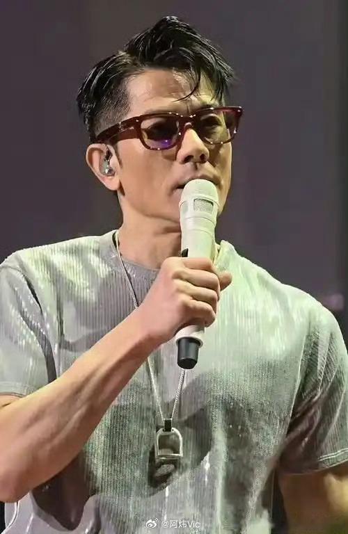 方媛晒一家五口合照为郭富城庆生 郭富城61岁生日全家福，郭富城看起来还是这么年轻