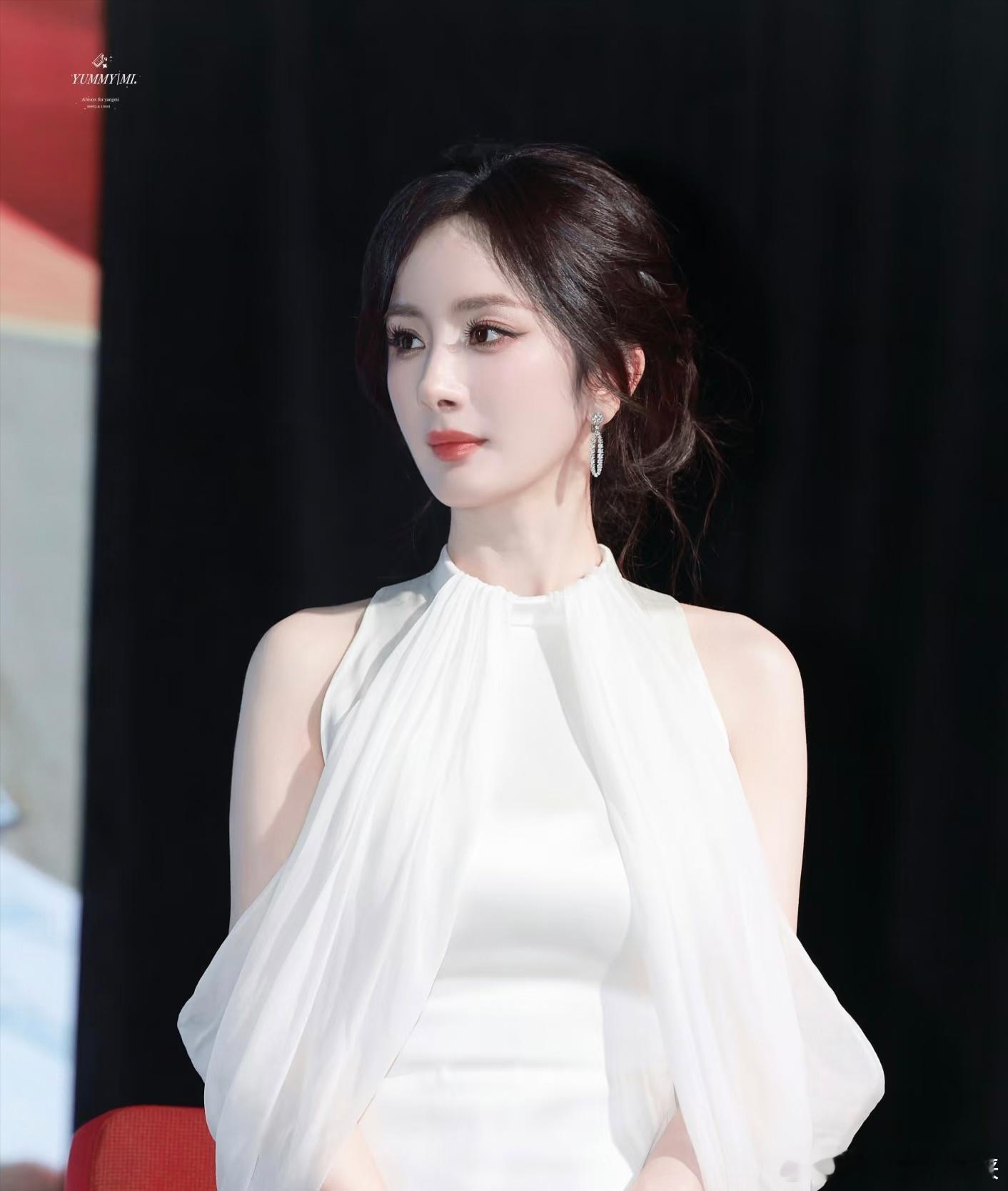 第一个想出妈幂的人简直是天才，杨幂真的太美丽噜，谁看了不说一句好美! ! ! 