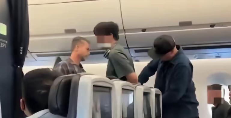 “这事纯活该！”上海飞洛杉矶航班上，6岁男童一路吵闹踢踹邻座。邻座提醒后，父亲非