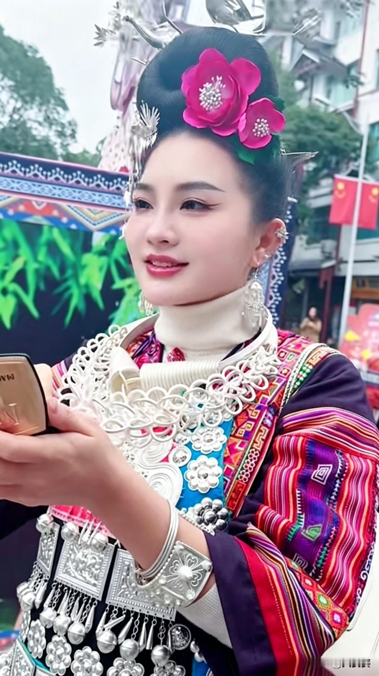 能歌善舞，勤劳善良的苗家女孩。