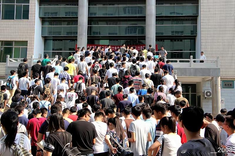 感觉六级考试现在之所以通过率低，是因为有很多刷分的同学，第一次考过了，嫌自己分数