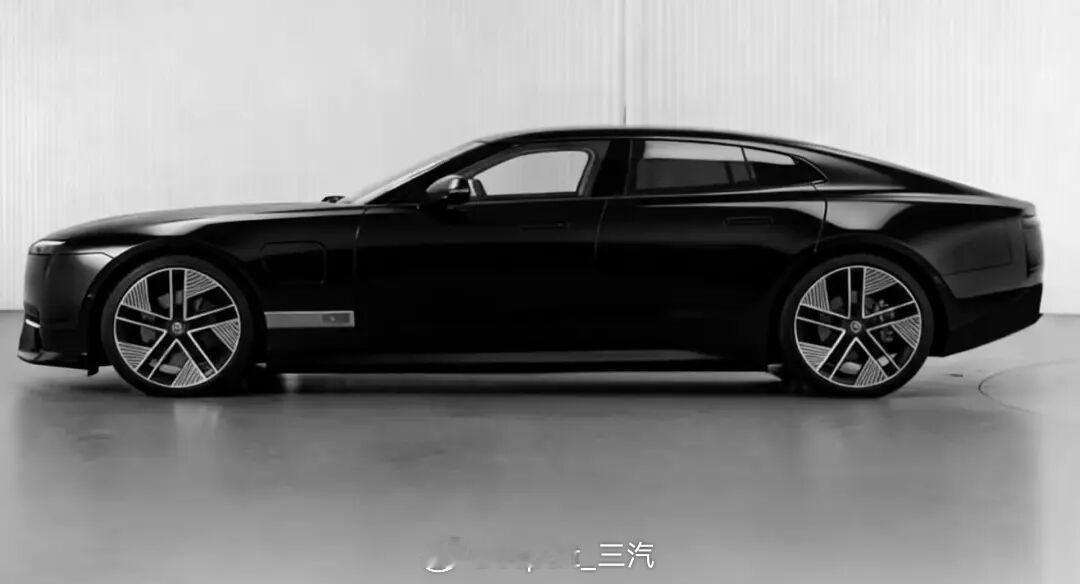 jaguar 嚯，后车身和末代XJ很类似 那个地方故意用一块撞色饰板提醒看客：我