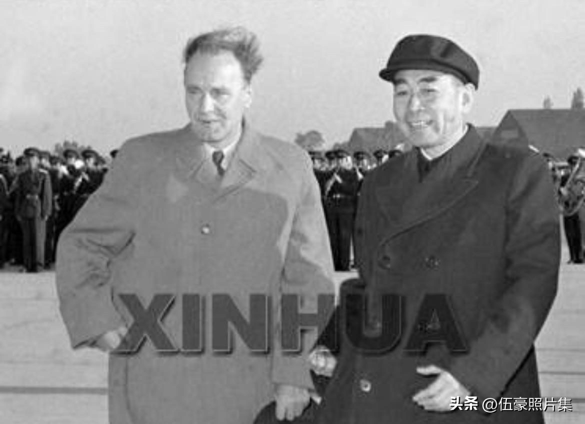 1957年10月5日早晨，周恩来总理前往机场，欢送卡达尔·亚诺什总理率领的匈牙利