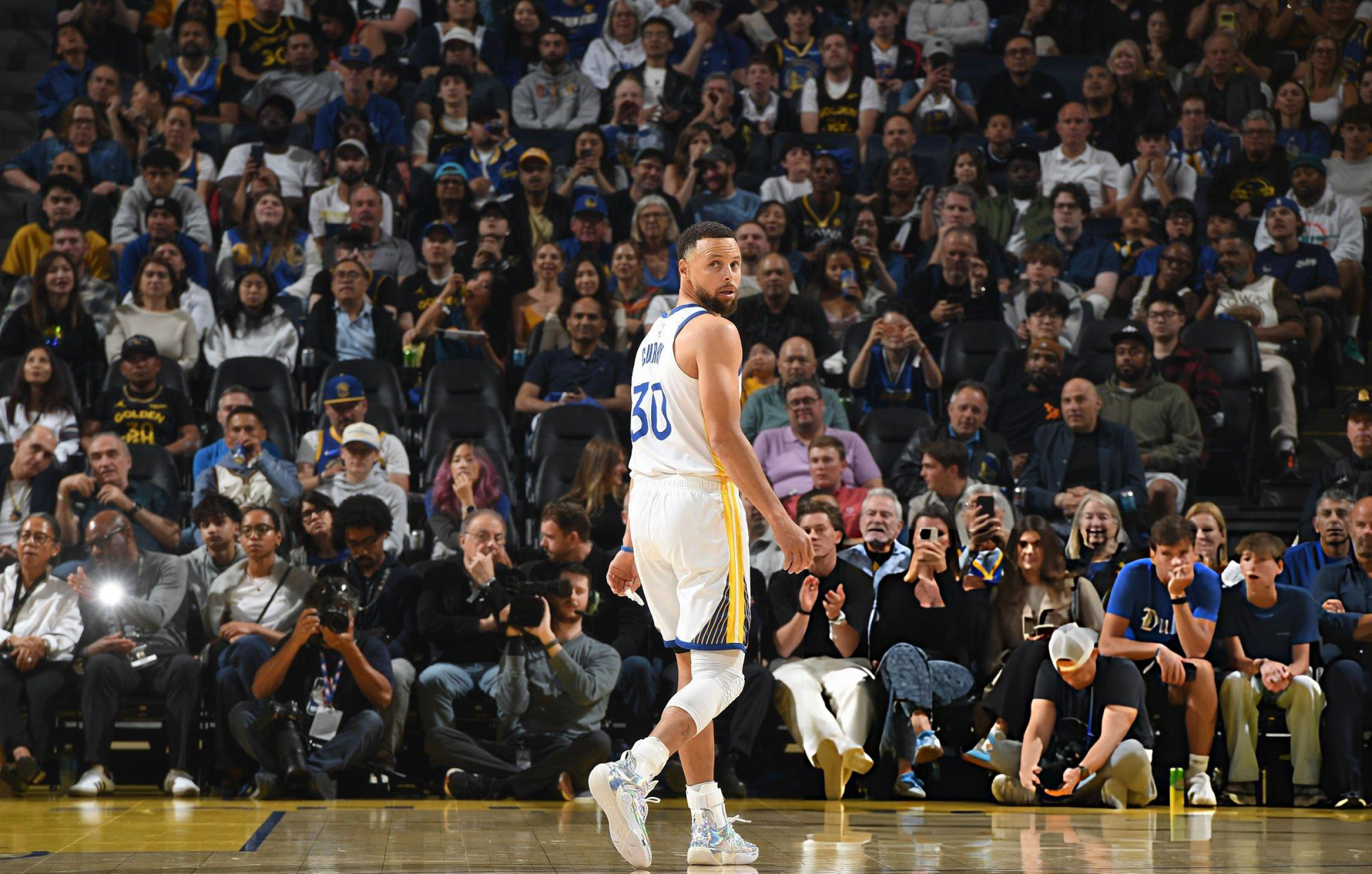 这也有吗？？？库里 新赛季篮不住 我的观赛搭子