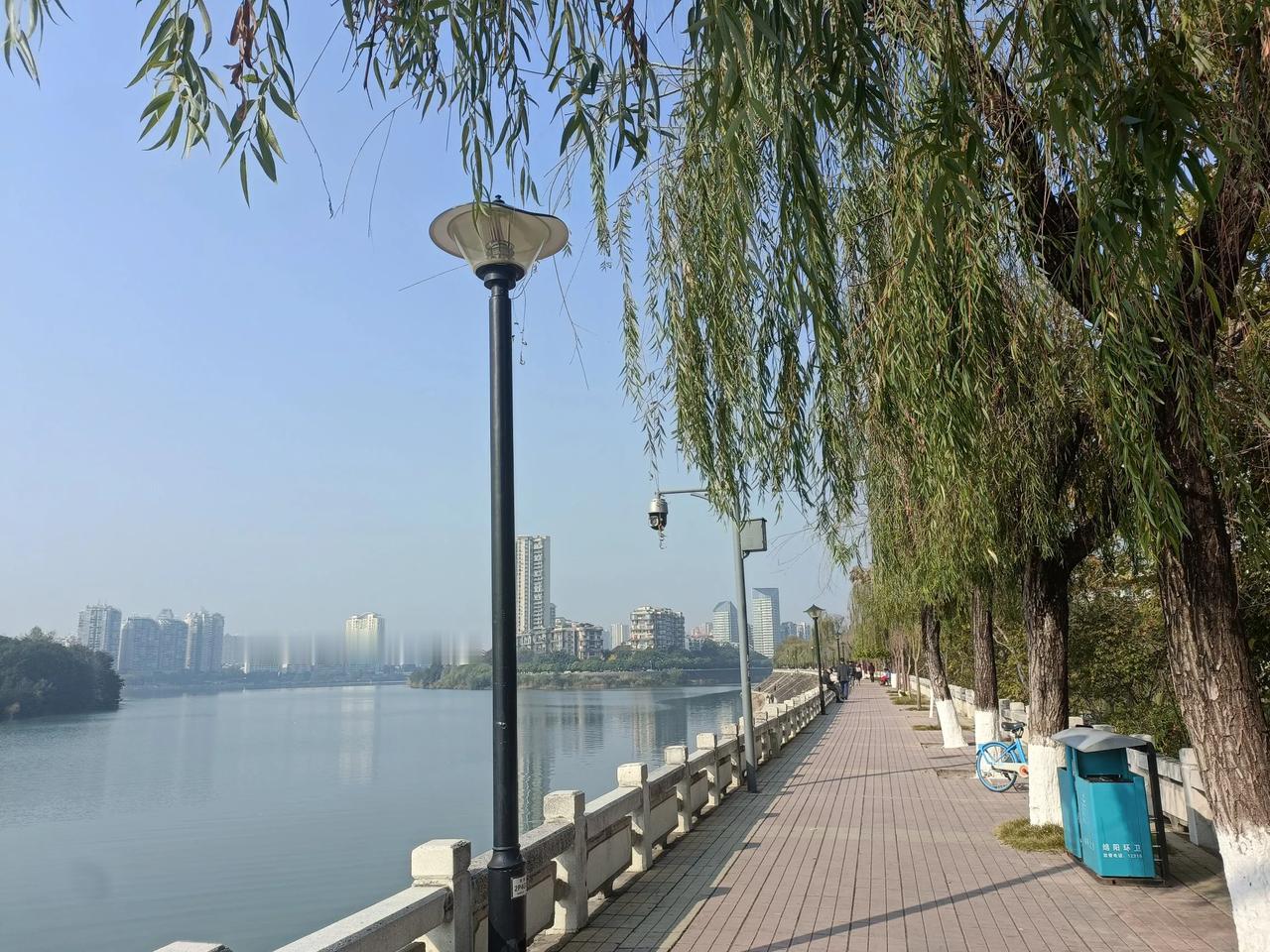 快到河堤上晒太阳呀！绵阳的天气已经接连晴好几天了，今天亦是如此。涪江两岸被太阳照