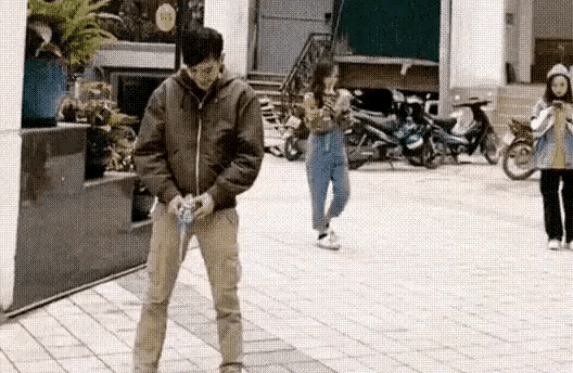 我忍不住要看一下庐山真面目，原来他在耍我！