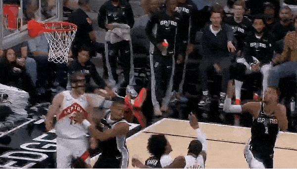 夸张！文班亚马这诠释何谓大后锋！
在今天NBA常规赛马刺对阵猛龙的第一节比赛中，