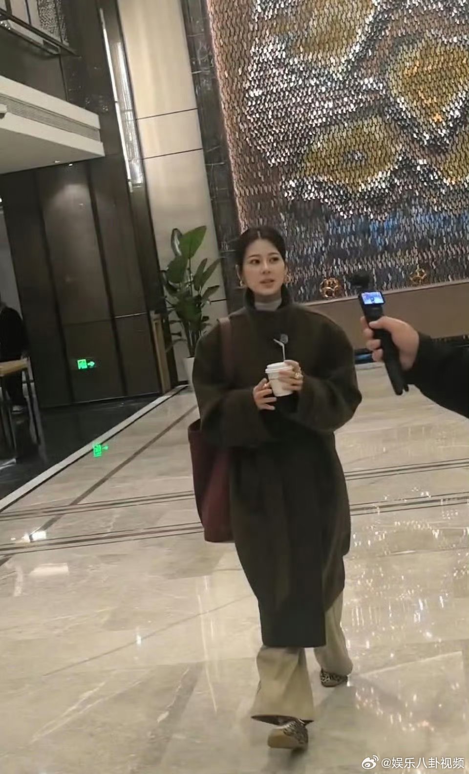 这溢出屏幕的青春气息和偶像剧氛围，真的只是录个综艺吗？赵昭仪综艺录制像在拍现偶合