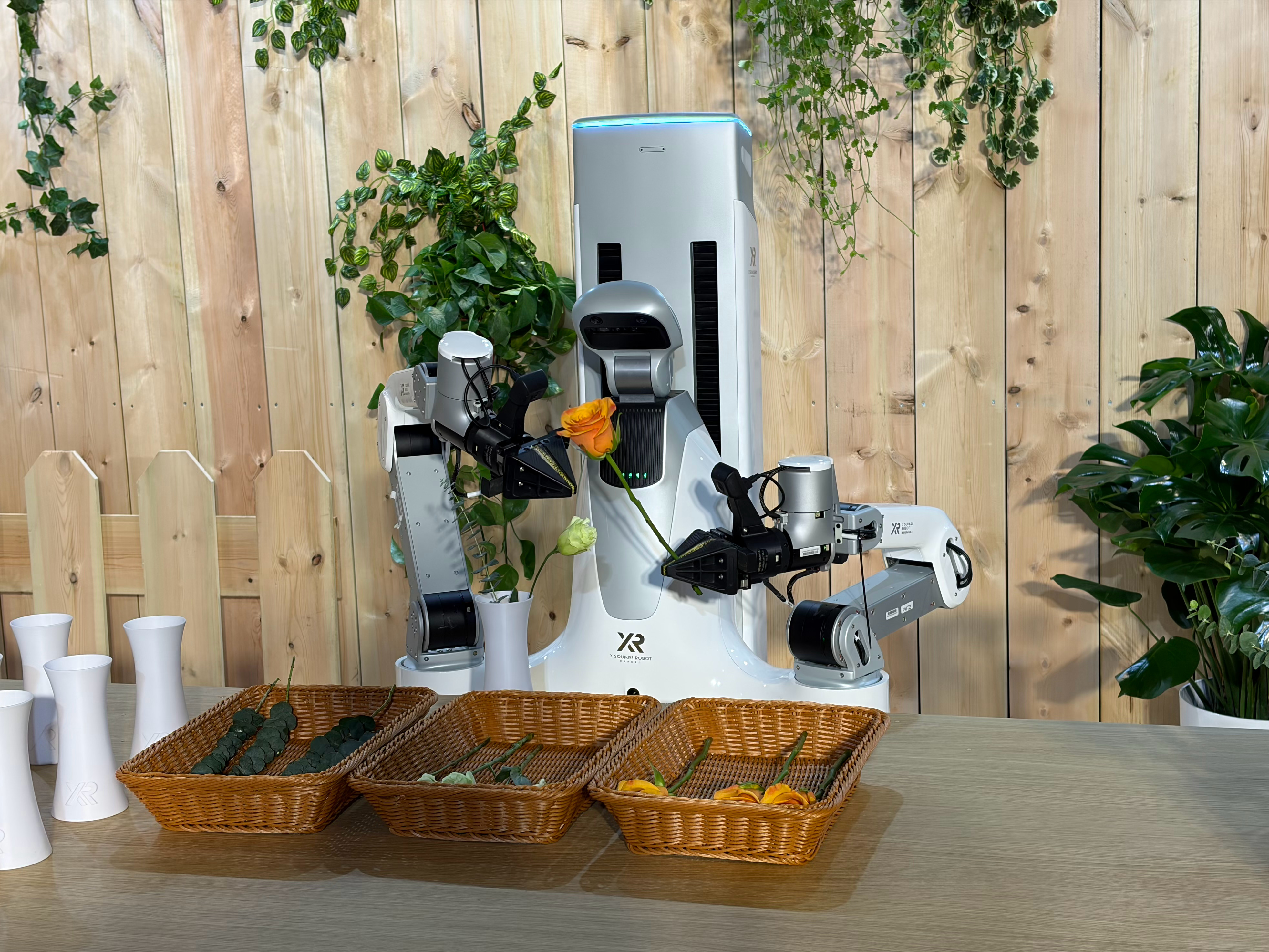 打卡自变量机器人发布会，机器人现场插花中