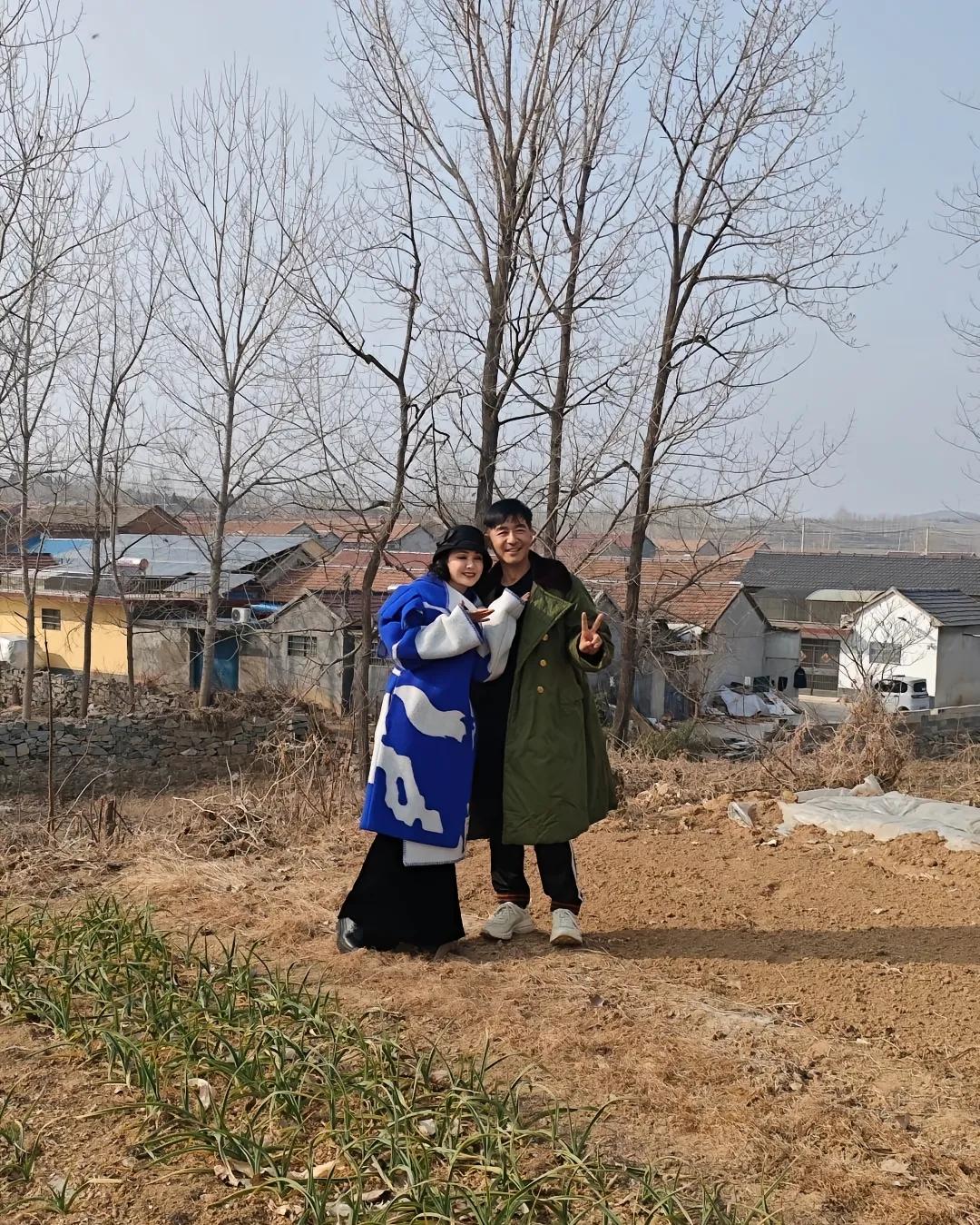 郭晓东和程莉莎回山东老家过年，俩人开心的站在土地上拍照，还坐在手扶拖拉机上玩耍，