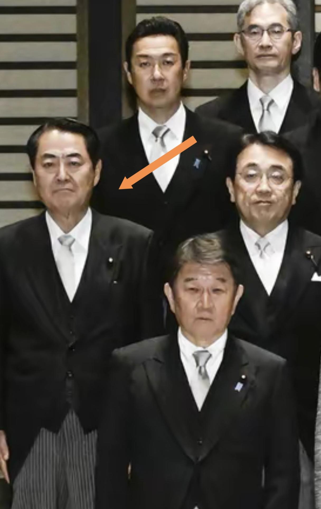 仔细一看，被高市早苗新内阁的这张合影惊到了

这不是韩国前总统尹锡悦么？怎么跑到