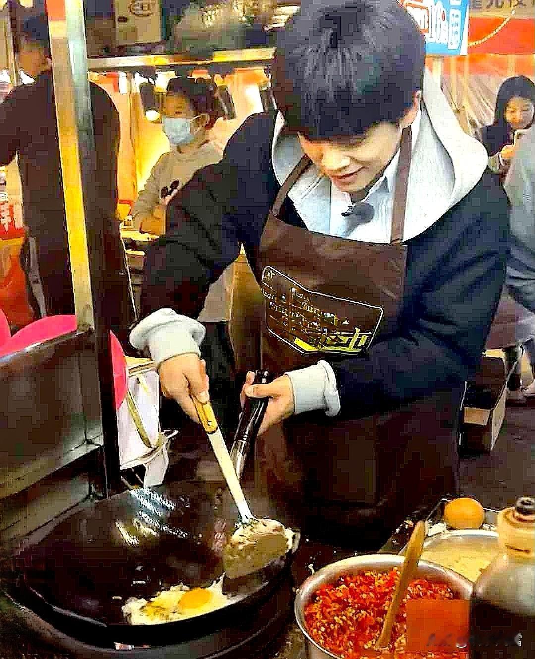 凛冽寒风中，“啪”的一声串起红色火苗，炒勺在铁锅中咣咣翻搅……两三分钟，一碗诱人