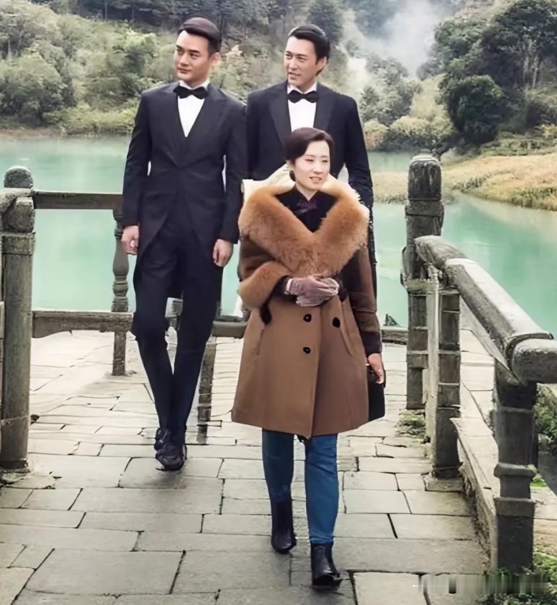 刘敏涛大姐，太风光了！有兄弟陪同，而且还是超级帅哥！
他们三个人主演的电视剧《伪