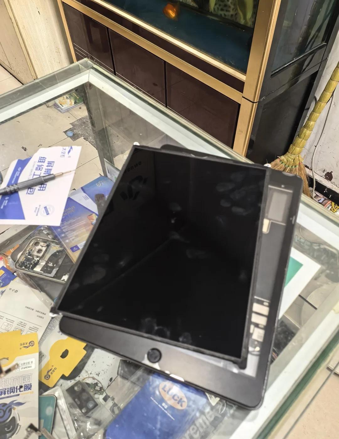 iPad被摔了一下后死活开不了机
尝试了各种办法，包括但不限于：
同时按开机键＋