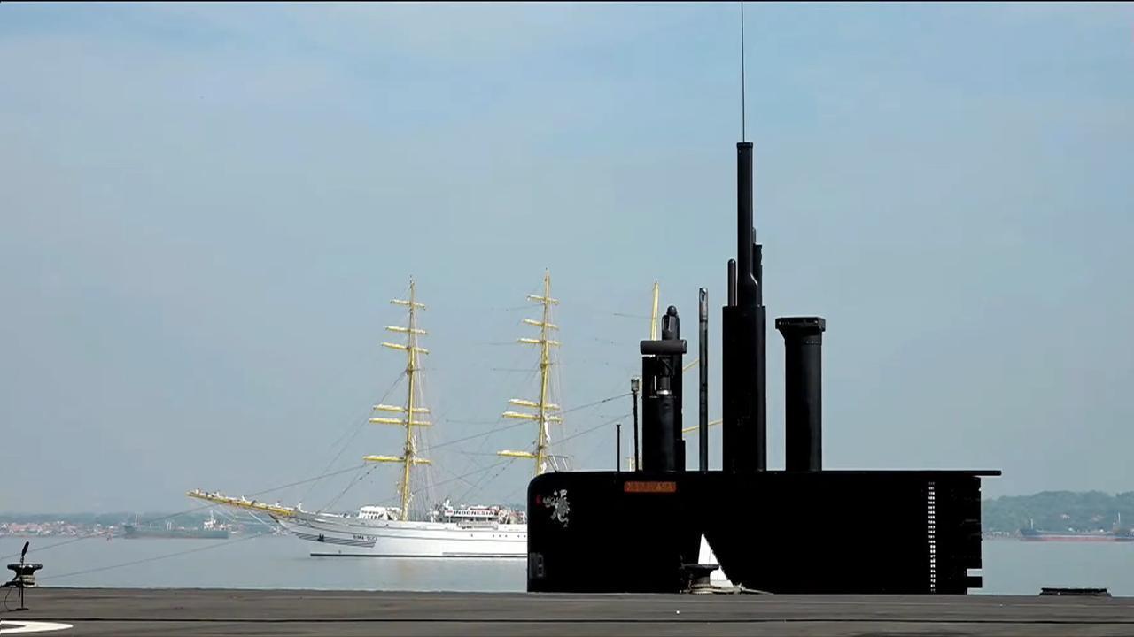 从前往后：对海导航/搜索雷达，搜索潜望镜，攻击潜望镜，电子战/通信桅杆，通气管。