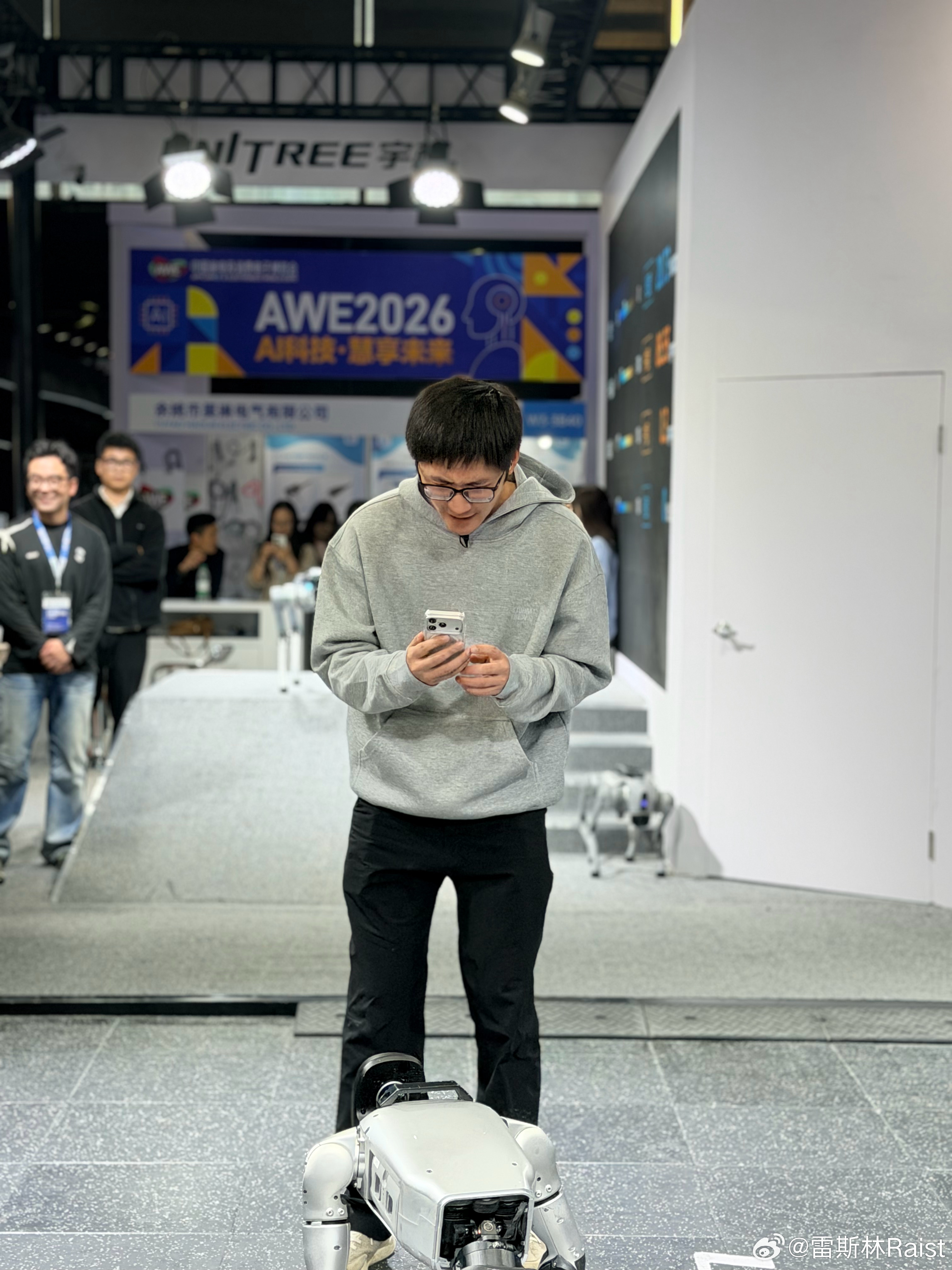 在宇树展台碰到影视飓风了 