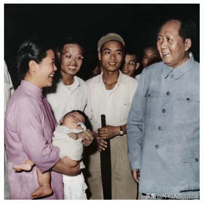 1957年9月6日18时30分，毛主席视察即将通车的武汉长江大桥，自汉阳桥头步行