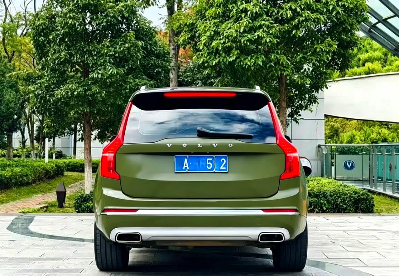 军绿色沃尔沃xc90很久没给大家分享这台车了。这是一台好车。但是沃尔沃10年不改