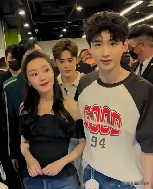 白敬亭和宋轶在一起十分的暖心，两人的cp感好强啊！男帅女美，如果他们两个人能在一