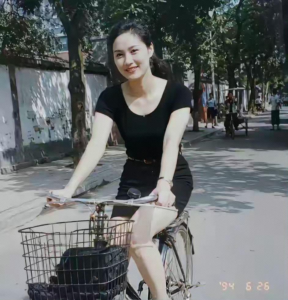 1994年6月26日星期日，深圳街头骑自行车出行的美女
