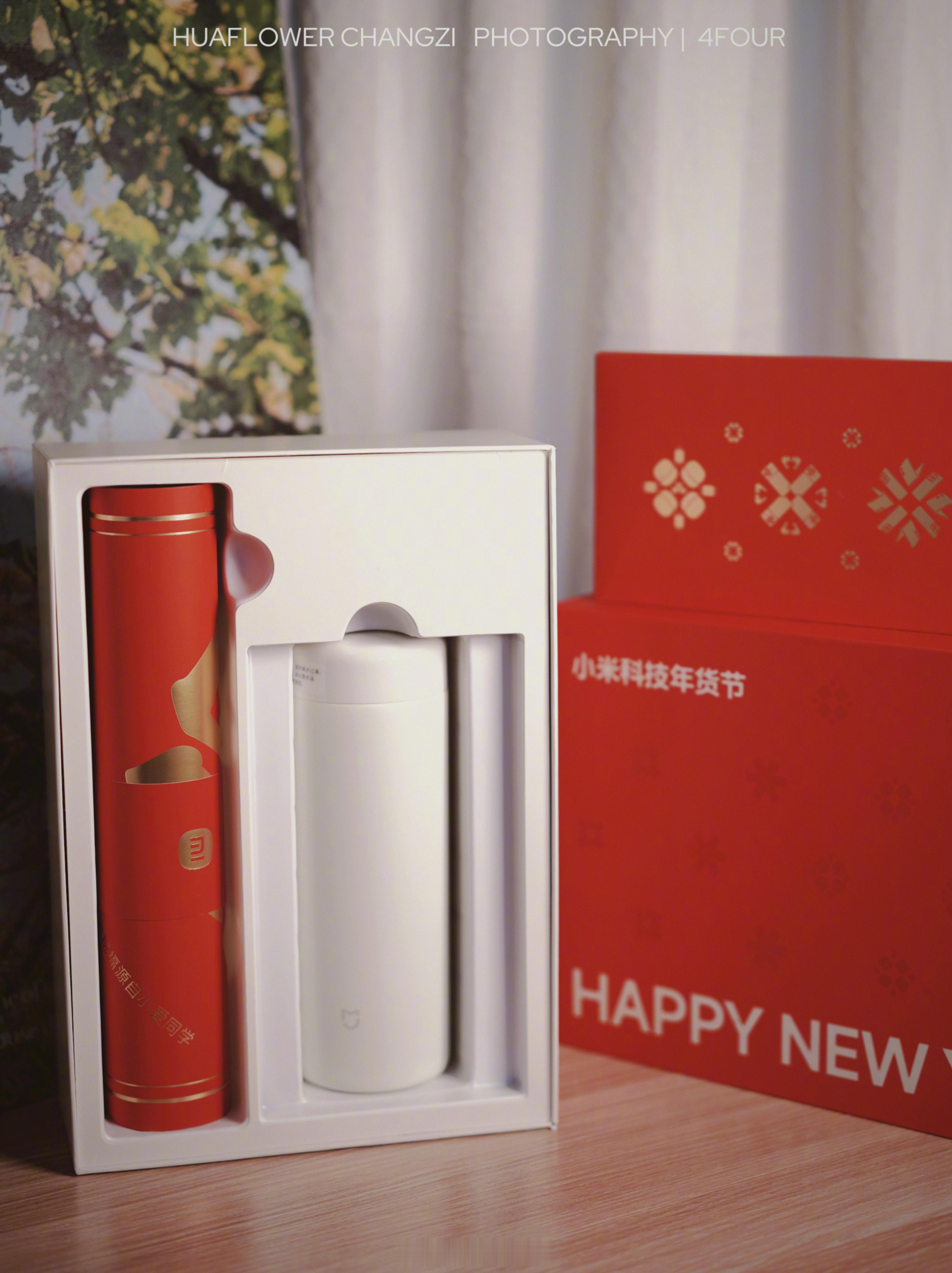 收到了小米的新春礼盒春联🖌️、红包🧧很实用棋盘格的小包包，我太喜欢了可以背，