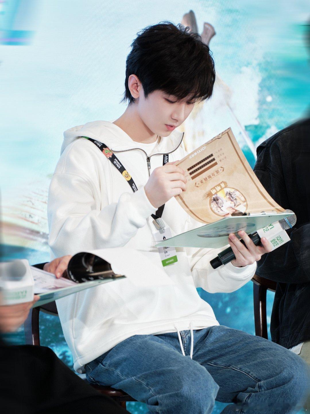 cy我追着我的光,四周泥沼,我也定努力绽放,不为别的,就为了感谢之前照慰过我的曙