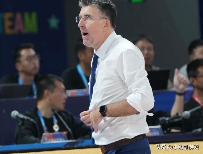 新疆男篮官宣主帅格兰辞职

新疆广汇篮球俱乐部官方宣布，主教练格兰（别德夫·格兰