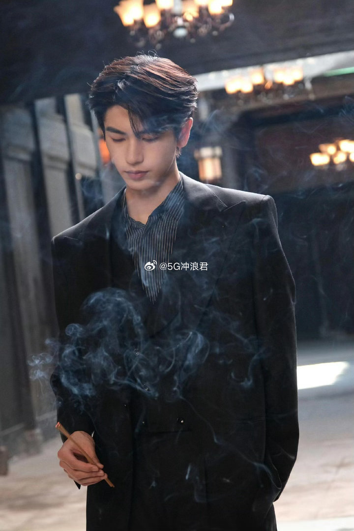 张凌赫从烟雾里走出来太绝了氛围感天花板名场面诞生，烟雾萦绕间缓步现身，随手拨开雾