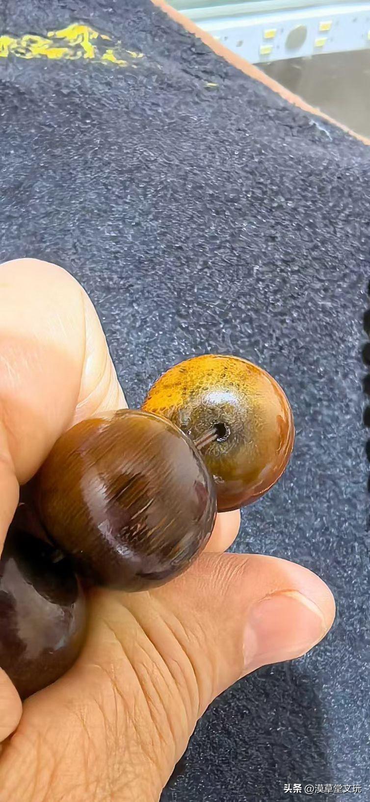 私人藏品老犀角雕手串赏析，罕见20大规格串珠，手串品相黄中透黑，质感十足，有点儿
