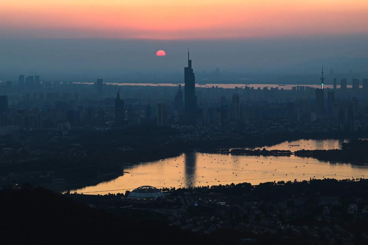 #南京成2023年中国最具幸福感城市# 10月20日，泽平宏观发布《中国十大最具