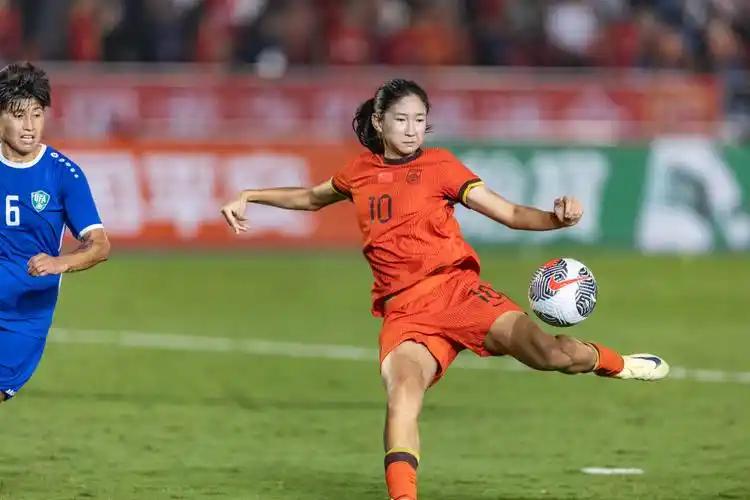 看了女足比赛，真是憋屈啊！简单说就是：踢得没劲儿，输得窝囊。下半场几乎没几次像样