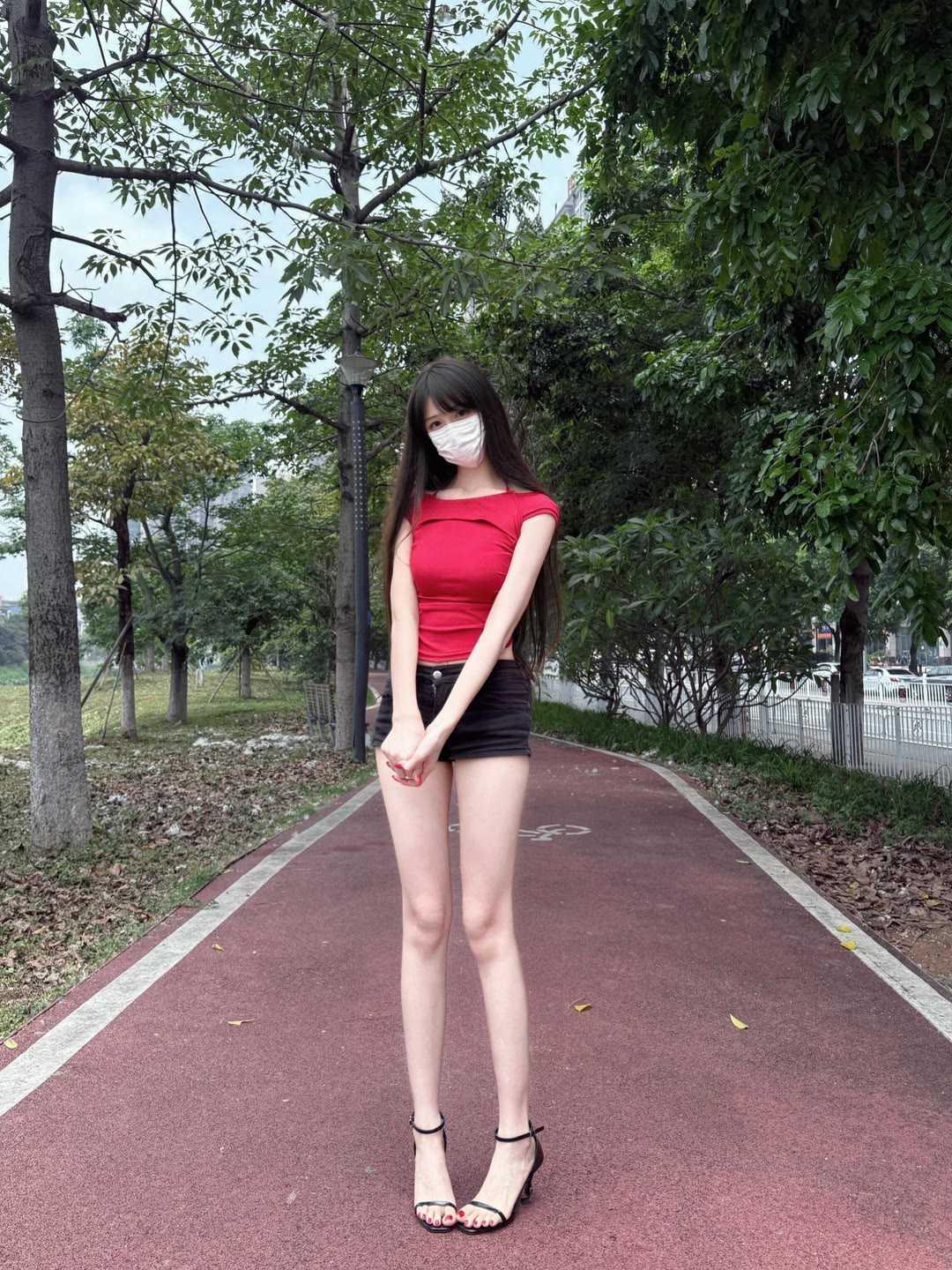 夏日户外氛围感拿捏，正红色短款上衣明艳吸睛，利落勾勒出纤细腰线，搭配黑色热裤，简