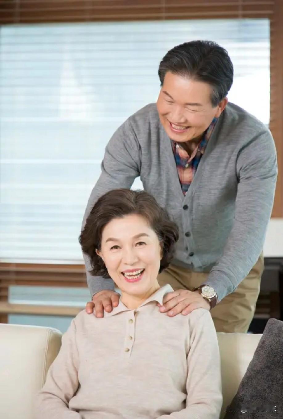 男人60岁以后离婚或者丧偶后，遇到合适的女性还会再次组建家庭，有实力的男人更希望