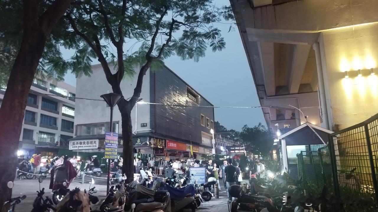 [锦鲤到来]在广州，打工人有着松弛感。

这个十字路口离地铁口最近了，这里的人来