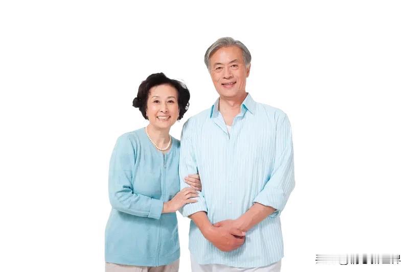 晚年夫妻每天抱抱当然幸福啊！人过了76、77岁，每一次拥抱都可能是最后一次。年轻