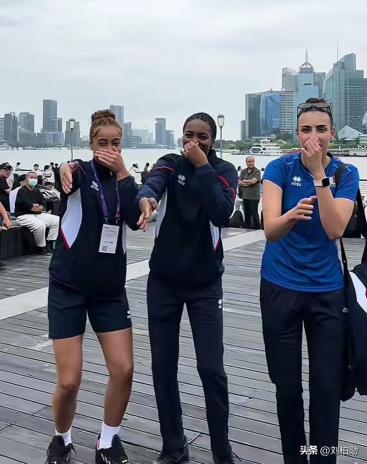 就这？来中国的土地上，学着别人的样子捂嘴捂鼻，对着上海外滩的镜头摆这副嘴脸，你们