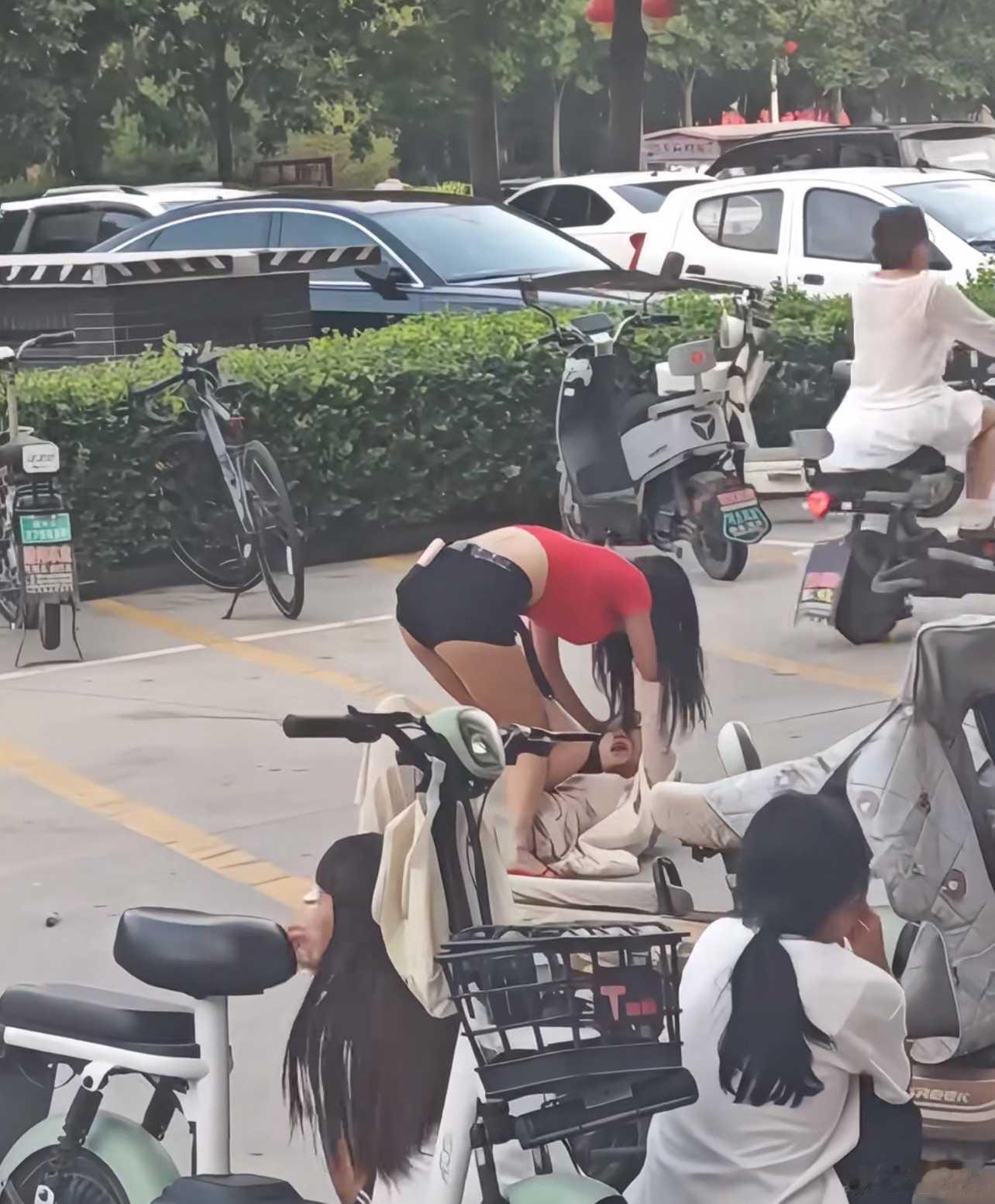 据韩媒透露，一个白种女人在韩国首尔的商场与同伴聊天，说“韩国人讨厌中国人”、“全