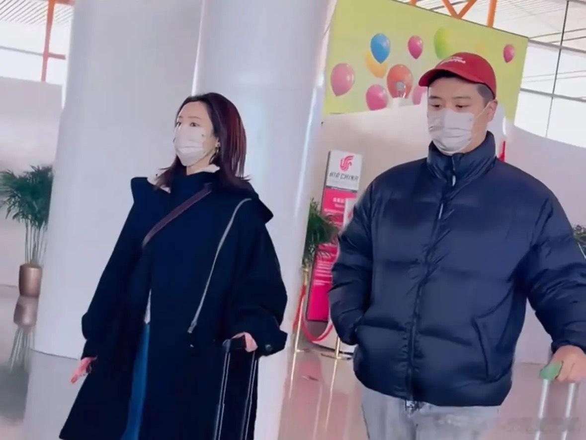 李纯马頔现身机场被偶遇，二人感情稳定，李纯大方和网友打招呼！ 