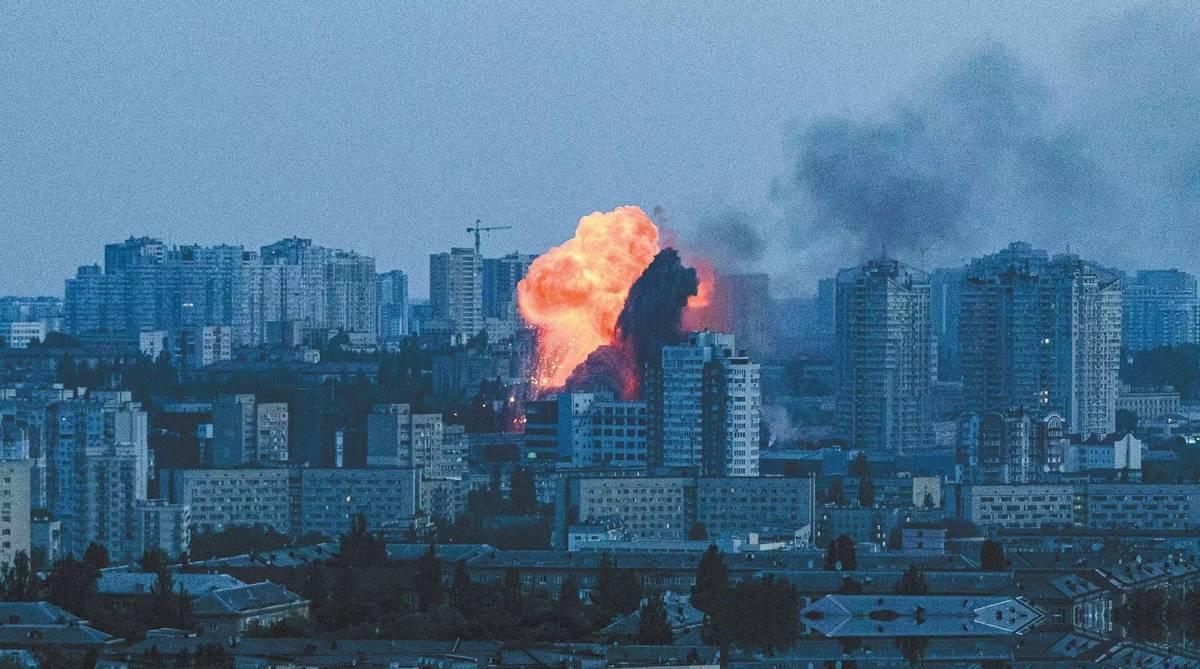 5.6万人挤在基辅地铁的月台上过夜，头顶是70多枚导弹和280架无人机织成的火网