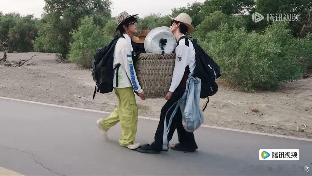 张泽禹把左航鞋踩掉了搬东西还能闹出这种乌龙！张泽禹跟左航搭手干活，小宝一不小心直