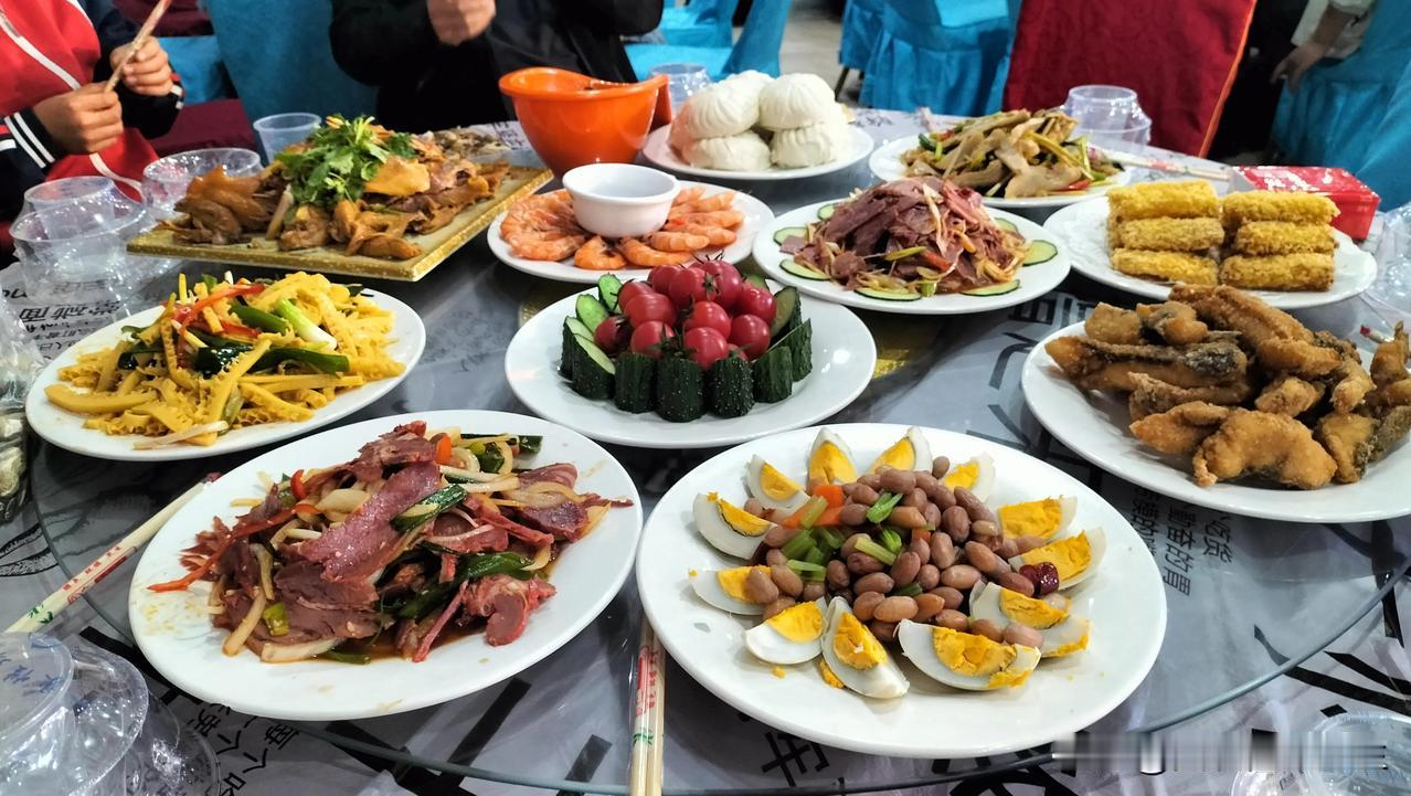 

五舅喜得孙女，今天在镇里一家酒店设宴庆祝。

按照我们河南许昌老家这儿的习惯