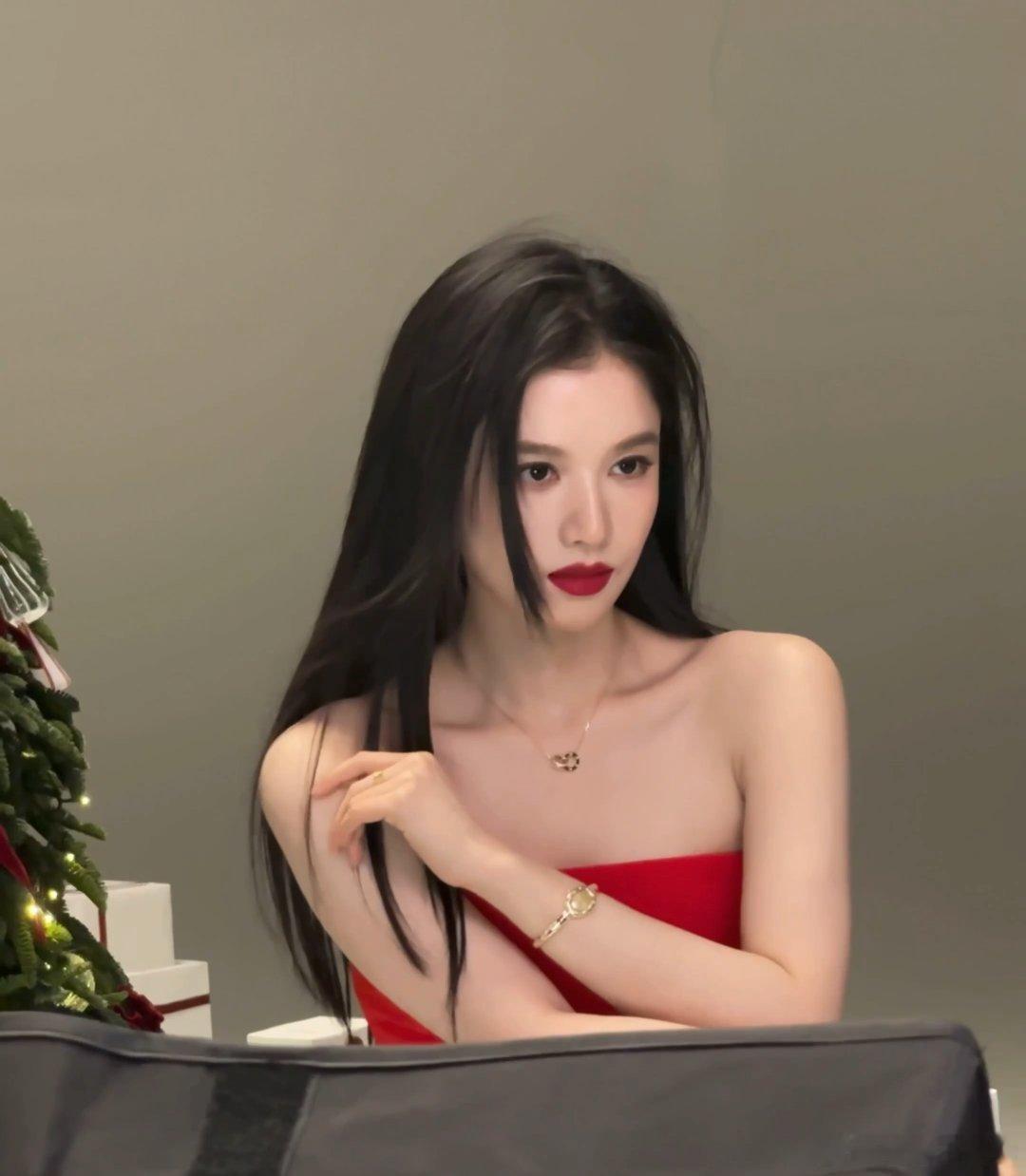 张婧仪最新物料黑发红裙 完全就是大美人好惊艳 