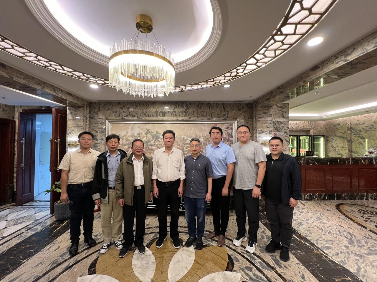 和人民日报记者座谈